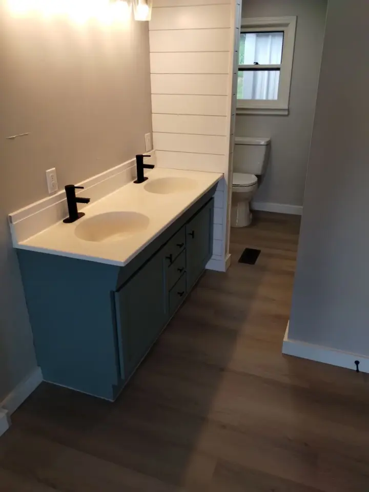 Lake House: Bathroom B View 1